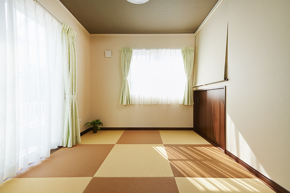 2色の畳を市松模様に並べ、和モダンな空間を演出。