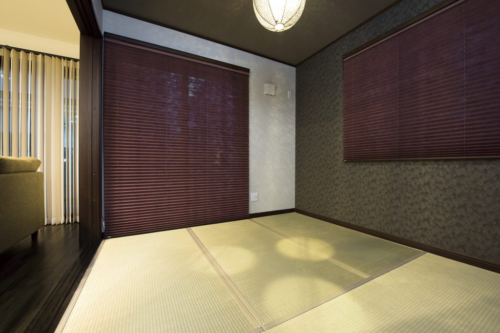 リビングとつながる和室は、家族でごろ寝をしてくつろいだり、おむつを替えるのに活用されています。