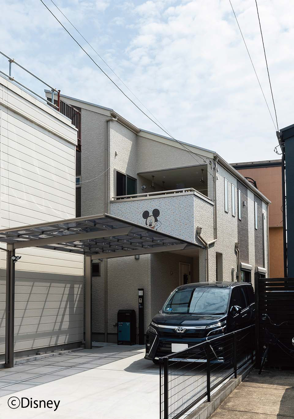 駐車場～玄関ポーチは家族想いの雨除け仕様